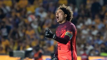 AME3455. MONTERREY (MÉXICO), 23/04/2022.- Guillermo Ochoa portero de Águilas del América festeja una anotación ante Tigres de la UANL hoy, durante un partido correspondiente a la jornada 16 del Torneo Clausura 2022 celebrado en el estadio Universitario de la ciudad de Monterrey (México). EFE/ Miguel Sierra
