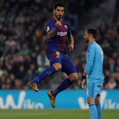 Esto es un delantero: Suárez lo mismo te asiste que marca...