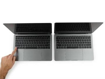 A la izquierda el Macbook Pro con touch bar, a la derecha el modelo sin la barra táctil