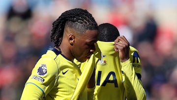 Roberto De Zerbi took charge of his first game as head coach of Spurs, but was unable to stop the slide.