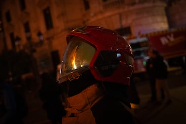 Un bombero durante la Cremà de la Falla del Ayuntamiento.