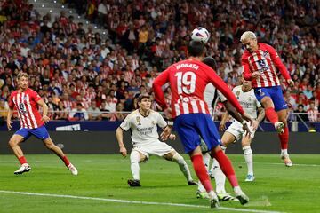 Griezmann marca el 0-2 ante la mirada de la defensa madridista.