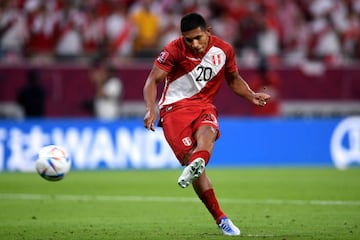 Edison Flores en un partido con la Selección de Perú