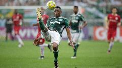 El central colombiano Yerry Mina en un juego entre Palmeiras e Internacional de Porto Alegre por el Brasileirao