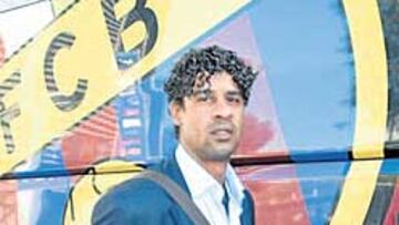 <b>MALETA A PUNTO. </b>En Milán quieren que Rijkaard la embarque para Italia.