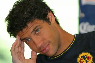 Otro argentino que no pudo afianzarse en la central azulcrema (2007-08), por eso en 2008 regresó a su país con Vélez Sarsfield.