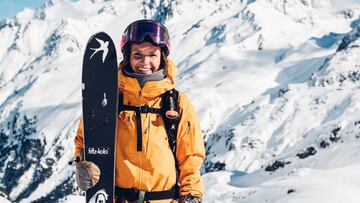 Lena Stoffel posa con sus esqu&iacute;s frente a una monta&ntilde;a nevada y con nieve por las rodillas. 