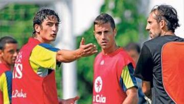 <b>OPTIMISTA. </b>David García comenta una jugada del partidillo de ayer con Lamas, su compañero en el centro de la zaga, y Pindado.