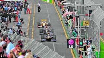 <b>SHOW Y AMBIENTE</b> El público australiano recibió con una gran entrada el comienzo del Mundial. Piquet acabó en la grava y Hamilton y Massa tuvieron más de un problema a lo largo de la jornada.