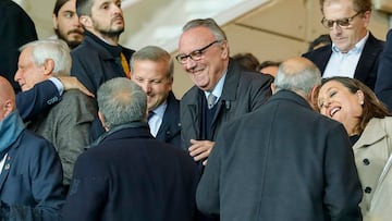 Joan Gaspart saludando a Laporta en el palco de Montjuïc.