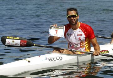 Compite en piragüismo en las modalidades de maratón y kayak de mar.​​