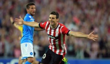 El delantero del Athletic de Bilbao Aritz Aduriz (d) celebra el gol que acaba de marcar, el primero de su equipo ante el Nápoles, durante el partido de vuelta de la fase previa de la Liga de Campeones que se disputa esta tarde en el estadio de San Mamés, en Bilbao. 

