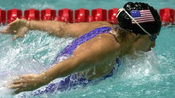 American Gabrielle Rose swims in the women's 200 meters medley final during the World Short Course Championship in Moscow, April 6, 2002. Rose took the second place with a time of 2 minutes 9.77 seconds. REUTERS/Alexander Demianchuk