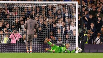 Davinson Sánchez durante un partido de Tottenham en la Carabao Cup.