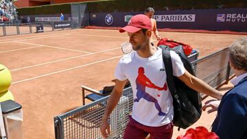 Djokovic lo toma con humor y se pone un casco contra botellas