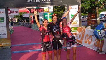 Fotograf&iacute;a en l&iacute;nea de meta de las triatletas que forman el podio: Helene Alberdi, Marta S&aacute;nchez y Mar&iacute;a Varo.