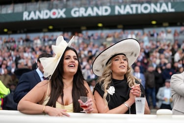 El Aintree Grand National es la carrera ecuestre de obstáculos más importante del Reino Unido. Hoy se celebra el Ladies Day, donde los sombreros y el glamour se convierten en los protagonistas.