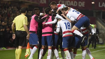 Los jugadores del Granada celebran un gol.