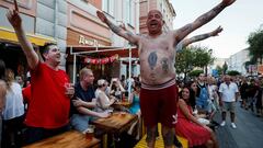 Varios aficionados ingleses celebran en Nizhny Novgorod la goleada ante Panam&aacute; y la clasificaci&oacute;n para los octavos de final.