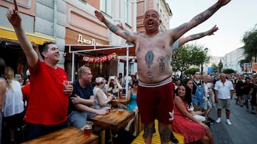 Varios aficionados ingleses celebran en Nizhny Novgorod la goleada ante Panam&aacute; y la clasificaci&oacute;n para los octavos de final.