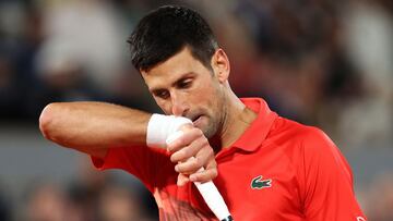 El tenista serbio Novak Djokovic se lamenta durante su partido ante Rafa Nadal en los cuartos de final de Roland Garros 2022.
