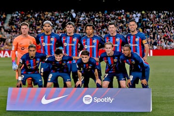 Once inicial del Barcelona. De pie; Marc-André ter Stegen, Ronald Araújo, Andreas Christensen, Jules Koundé, Robert Lewandowski y Sergio Busquets. Agachados: Raphinha, Pedri, Gavi, Frenkie De Jong y Álex Balde.