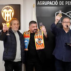 Gattuso brinda con las peñas