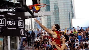 Bangkok (Thailand), 14/03/2026.- Spain's Carlos Martinez (L) in action against Thailand's Chanatip Jakrawan (R) during the Men's FIBA basketball 3x3 Champions Cup 2026 basketball Pool A match between Spain and Thailand in Bangkok, Thailand, 14 March 2026. (Baloncesto, España, Tailandia) EFE/EPA/RUNGROJ YONGRIT