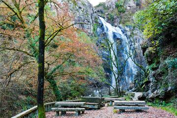 Las comarcas centrales de Galicia presentan un rico legado de valores naturales y patrimoniales. Comarcas ganaderas que mantienen un paisaje bien conservado, sucesiones de valles que conviven con áreas de media montaña, como la sierra de O Candán, y hechiceros monasterios que nos llevan a otras épocas.