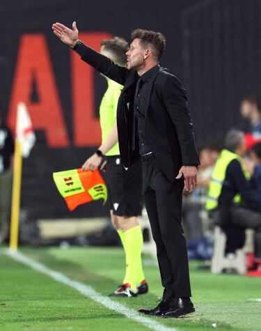 Simeone dando instrucciones en la banda.
