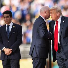 Infantino sorprende a Trump con un emotivo regalo en la premiación del Mundial de Clubes