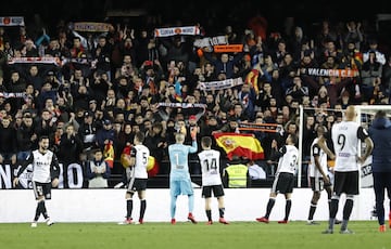 Los jugadores del Valencia tras finalizar el partido.