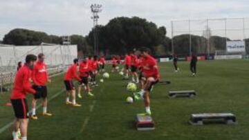 Los jugadores del Atleti durante el entrenamiento.