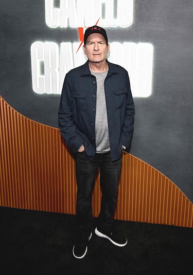  Charlie Sheen posa en la alfombra roja antes del inicio del combate entre Canelo Álvarez y Terence Crawford celebrado en Las Vegas. 