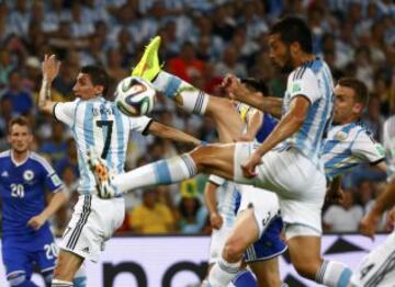 Angel Di Maria, Ezequiel Garay y Hugo Campagnaro intentan el remate ante la portería bosnia.