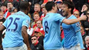 El espa&ntilde;ol David Silvaa (derecha), celebra con sus compa&ntilde;eros del Manchester City Nasri y Fernandinho.