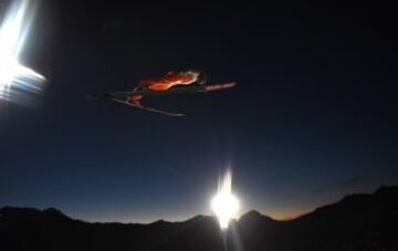 Espectacular salto de esquí del eslovaco Jurij Tepes durante los entrenamientos del primer evento del torneo Four Hills, que se celebra en Oberstdorf, Alemania.