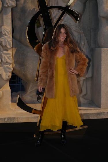 Carla Bruni posa a su llegada al desfile de la colección prêt-à-porter femenina primavera/verano 2026 del diseñador Anthony Vaccarello para la casa de moda Yves Saint Laurent durante la Semana de la Moda de París, en París.