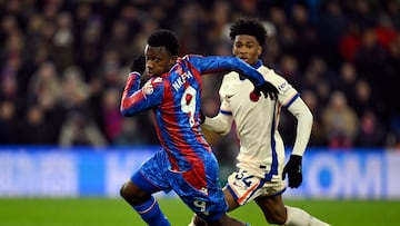 Soccer Football - Premier League - Crystal Palace v Chelsea - Selhurst Park, London, Britain - January 4, 2025 Crystal Palace's Eddie Nketiah in action with Chelsea's Josh Acheampong REUTERS/Tony O Brien EDITORIAL USE ONLY. NO USE WITH UNAUTHORIZED AUDIO, VIDEO, DATA, FIXTURE LISTS, CLUB/LEAGUE LOGOS OR 'LIVE' SERVICES. ONLINE IN-MATCH USE LIMITED TO 120 IMAGES, NO VIDEO EMULATION. NO USE IN BETTING, GAMES OR SINGLE CLUB/LEAGUE/PLAYER PUBLICATIONS. PLEASE CONTACT YOUR ACCOUNT REPRESENTATIVE FOR FURTHER DETAILS..