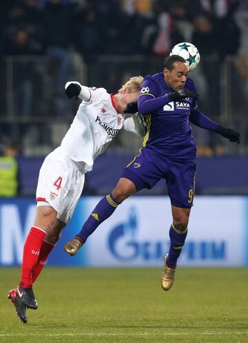 Marcos Tavares y Simon Kjaer.