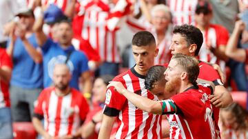 BILBAO, 21/08/2022.-El delantero del Athletic Club Alejandro Berenguer (c), celebra su gol contra el Valencia con el centrocampista Iker Muniain (d), durante el partido de la jornada 2 de LaLiga Santander, este domingo en el Estadio de San Mamés.- EFE/Luis Tejido