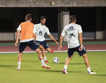 Mikel Merino buscando líneas de pase en la segunda parte de la sesión.