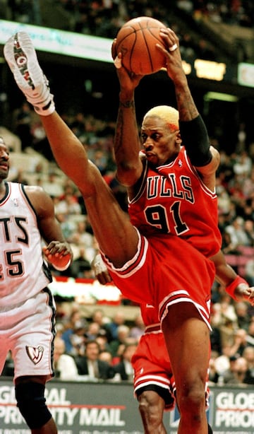<b>- Años con Jordan:</b> 1995-1998<br> <b>- Estadísticas en temporada regular con Jordan:</b> 5,2 puntos, 15,3 rebotes, 5,5 rebotes ofensivos.<br> <b>- Estadísticas en playoffs con Jordan:</b> 5,4 puntos, 11,3 rebotes, 4,4 rebotes ofensivos.<br> <b>- Anillos con Jordan:</b> 3<br> <p>La quitaesencia del ala-pívot defensivo, Rodman fue el último gran fichaje que Jerry Krause aportó a los Bulls antes de desatar una guerra civil que ya había empezado años antes. Tras ser parte de los <i>Bad Boys</i> de los Pistons que consiguieron el anillo en 1989 y 1990, pasó por San Antonio (allí acompañó en la pintura a David Robinson) antes de aterrizar en Chicago, donde fue parte esencial del último <i>three peat</i> de los Bulls. En un inicio, se pensaba que su histriónico carácter iba a causar revuelo, pero la maestría de Jackson para manejar personalidades y la ayuda de un carácter fuerte como el de Jordan le permitieron ser útil. Siempre, eso sí, con ciertas concesiones, como el permiso de su entrenador para ir a Las Vegas entre el primer y segundo partido de las Finales de 1998 a jugar al póker y fumar cigarrillos, ya que en Salt Lake City <i>“no podía centrarse”</i>. Incansable reboteador, llegó a promediar 18,7 rebotes por partido en 1992, cuando consiguió 39 partidos por encima de los 20 rechaces. Llegó a Chicago con 34 años y un físico algo castigado, pero eso no le impidió conseguir medias de 14,9, 16,1 y 15 rebotes en las tres campañas que estuvo allí. Fue clave en con su defensa a Shaq en 1996, promediando 11,5 puntos y 15,8 rebotes en el <i>sweep</i> que inflingieron a los Magic. O’Neal se quedó en 10,8 rebotes y sumó más de 4 pérdidas en la serie, desmadejado por un hombre al que sacaba 15 centímetros (2,16 por 2,01).