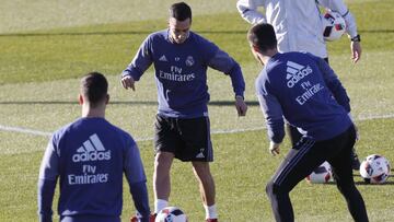GRA072. MADRID, 11/01/2017.- El centrocampista del Real Madrid Lucas Vázquez (c), durante el entrenamiento que ha realizado hoy la plantilla en Valdebebas, de cara al partido de vuelta de los octavos de final de la Copa del Rey que disputarán mañana en el Ramón Sánchez-Pizjuán frente al Sevilla. EFE/Kiko Huesca