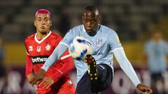 AMDEP8904. QUITO (ECUADOR), 05/04/2022.- Bryan Javier Caicedo (d) de Católica disputa un balón con Esteban Valencia de La Calera hoy, en un partido de la Copa Sudamericana entre Universidad Católica y Unión La Calera en el estadio Olímpico Atahualpa en Quito (Ecuador). EFE/José Jácome
