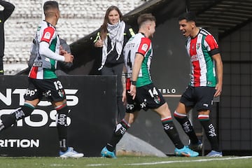 Futbol, Palestino vs Audax Italiano.
Fecha 21, campeonato Nacional 2022.
El jugador de Palestino Jose Bizama , derecha, celebra  su gol contra Audax Italiano durante el partido por la primera division disputado en el estadio La Cisterna.