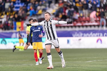 El tercer integrante del Castellón en el once es un Jakobsen que también tuvo protagonismo en dos tantos. El primero, por su asistencia, picándola ante la llegada de un Pablo Santiago al que asistió, y el tercero, marcando, con un buen zurdazo.