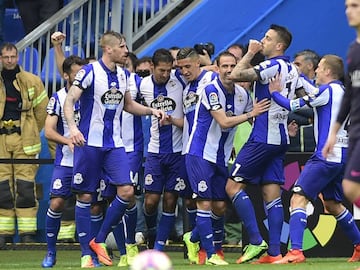 Deportivo La Coruna&#039;s forward Joselu (2ndR) celebrates with teammates after scoring during the Spanish league football match RC Deportivo de la Coruna vs FC Barcelona at the Municipal de Riazor stadium in La Coruna on March 12, 2017. / AFP PHOTO / MI