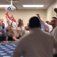 Locura en los Pelicans cuando les toca Zion: una mujer le pega a todo con el aplaudidor