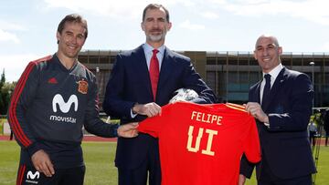 Spain's king Felipe VI (C) holds a football jersey with his name as he poses with Spanish Royal Footbal Federation (RFEF) president Luis Manuel Rubiales (R) and Spain's coach Julen Lopetegui during the king's visit to the Spain's natio